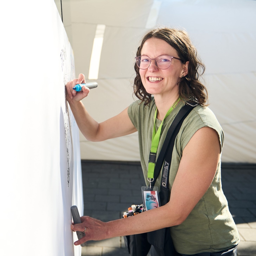 (c) Julien Fertl Daniela Ekl zeichnet live auf einem Festival im Freien